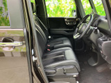 運転席まわりまで見渡しやすく、前方の確認がしやすい開放的な空間です。シートは身体を預けやすい形状で、乗り降りの際も室内の様子を把握しやすい配置。落ち着いた色調で清潔感のある印象です。