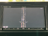テレビ映像を表示できるモニターを備えています。停車中に映像やテレビを視聴でき、待ち時間などのひとときにも活用可能。画面から映像を確認しやすい装備です。