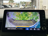 後方の映像にガイドラインが表示され、駐車時の周囲確認をサポート。画面上の案内も見やすく、車庫入れや切り返しの際に状況を把握しやすい便利な装備です。日常の駐車を助けてくれます。