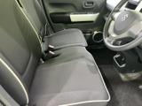 運転席まわりは視界を遮りにくい開放的な印象で、前方や周囲の状況を確認しやすいレイアウトです。座面には落ち着いた色合いのシートを採用し、ドア側の収納スペースも日常使いに便利です。