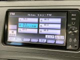 FMラジオの周波数や登録局を画面で確認でき、聴きたい放送局を選びやすい仕様です。AMやCD、TV、Bluetoothなどの選択肢も表示され、音源を切り替えて利用できます。