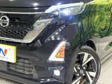 【LEDヘッドライト】悪天候や夜間走行時も良好な視界を確保し安心して運転できる高輝度LEDヘッドライトを装備!点灯速度が早く、消費電力も抑えられています。
