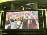 停車中にテレビ番組などを視聴でき、待ち時間も車内で過ごしやすくなります。画面は見やすい位置に備わり、身近な映像コンテンツを楽しめる便利な装備です。