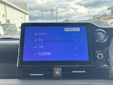 DVDやテレビ、FM、交通情報などの選択項目が画面に表示されています。利用したいメニューを見つけやすく、音楽や情報を楽しみたい場面で使いやすい装備です。