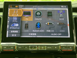 テレビやラジオ、ディスク、USBなど複数の音源を選べるメニュー画面です。使いたい項目を画面から選択でき、普段の音楽再生や情報確認に便利にお使いいただけます。