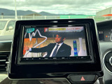 テレビ番組を画面で視聴できる装備です。停車中の休憩時間などに映像を楽しめるため、車内で過ごすひとときにも活用いただけます。視聴時は安全に配慮してご利用ください。