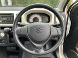 握りやすい形状で、運転姿勢に合わせて手を添えやすいステアリングです。前方を見ながら自然に操作でき、毎日の通勤やお出かけでも扱いやすさを感じていただけます。