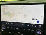 周辺の道路や施設を画面で確認でき、目的地の検索にも対応。行き先を設定する際に役立ち、慣れない場所への移動もスムーズに計画できます。