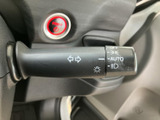 レバーには矢印やライトの表示があり、機能を目で確認しやすい設計です。運転席から手の届く位置にまとまり、周囲への合図や灯火類の操作を行う際に役立つ装備です。