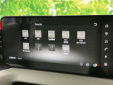 ラジオやBluetooth、テレビなどのソースが一覧で表示され、使いたい音源を確認しやすい画面です。入力方法が見分けやすく、日常の利用にも取り入れやすい装備です。