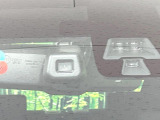 【エマージェンシーブレーキ】走行中に前方の車両等を認識し、衝突しそうな時は警報とブレーキで衝突回避と被害軽減をアシスト。より安全にドライブをお楽しみいただけます。