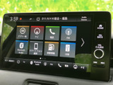 FMやBluetooth Audio、USBなどのメニューが並び、使いたい音源を画面から選択できます。スマートフォン連携の項目もあり、普段の音楽環境に合わせて活用できます。