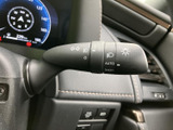 レバーには操作内容を示す表示があり、運転席から機能を確認しやすい配置です。必要な操作を手元で行えるため、前方への視線を保ちやすく、日々の運転を支える扱いやすい装備となっています。