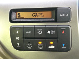 【オートエアコン】一度お好みの温度に設定すれば、車内の温度を検知し風量や温度を自動で調整。暑い&hellip;寒い&hellip;と何度もスイッチ操作をする必要はありません。快適な車内空間には必須の機能ですね♪