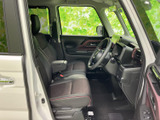 運転席まわりまで見渡しやすく、前席はゆったりとした印象です。シートやドア内張りの色柄が落ち着きを添え、乗り込む方にも快適な空間を感じていただけます。