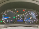 速度や燃料残量などを確認でき、中央の表示部からも車両情報を把握しやすい構成です。必要な情報を運転席から見やすく確認でき、日々の運転を支える装備として活用いただけます。