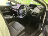 運転席まわりは視線を前方へ向けやすい配置で、シートに腰掛けた際も各部を見渡せます。ゆったりとした座面と落ち着いた色合いが、毎日の乗り降りや運転を心地よく支えます。