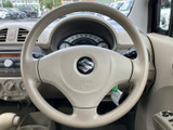 握りやすい形状のステアリングを採用し、前方のメーターを確認しながら運転しやすい位置に配置されています。視界を大きく遮りにくく、毎日の移動を自然にサポートします。