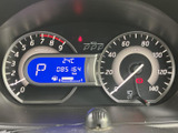 速度やエンジン回転数など、運転に必要な情報をメーターと中央表示部で確認できます。表示がまとまっており、走行中も必要な情報を把握しやすい配置です。