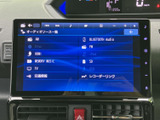 AMやFM、Bluetooth Audio、テレビなど複数の音源が一覧表示され、使いたい項目を選びやすい画面です。音楽やラジオを楽しむ際に、切り替え先を確認しやすい構成です。
