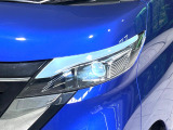 【LEDヘッドライト】悪天候や夜間走行時も良好な視界を確保し安心して運転できる高輝度LEDヘッドライトを装備!点灯速度が早く、消費電力も抑えられています。