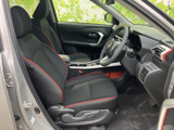 運転席まわりを見渡しやすく、シートには赤いアクセントが添えられています。乗り降りの際にも室内の様子を確認しやすく、日々の移動を心地よく過ごせる空間です。