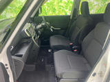 前席は座面に厚みがあり、運転席と助手席でくつろいで過ごせるレイアウトです。窓が大きく室内も見渡しやすいため、乗り降りの際も落ち着いてお使いいただけます。