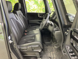 前席は運転席と助手席が並び、乗り込む際にも室内の様子を見渡しやすい空間です。シートや足元にゆとりが感じられ、毎日の移動から長時間の乗車まで快適に過ごせそうです。