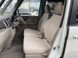 前席は明るい内装色でまとめられ、窓からの視界も広々。運転席と助手席が並ぶ空間には足元の余裕もあり、同乗者もリラックスして過ごせます。
