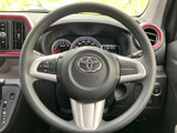ステアリングには手元で扱えるスイッチが備わり、運転姿勢を保ちながら必要な操作に手を伸ばしやすい配置です。メーター類もすぐ前にまとまり、運転中の確認をしやすくしています。
