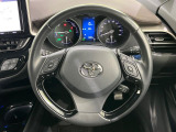 インテリアに合わせたデザインのステアリングは、運転される方のことも考え、運転しやすい形状、大きさです。是非一度、実際に触ってお確かめください。