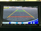後方の映像に目安線が重ねて表示され、駐車時の周囲確認をサポートするモニターです。車両後方の状況を画面で把握できるため、駐車操作に不慣れな方にも心強い装備です。