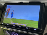 テレビ番組を映し出せる画面を備えており、停車中の待ち時間などに映像を楽しめます。画面上で番組を確認でき、車内で過ごす時間をより充実させてくれる便利な装備です。操作部も画面の周囲にまとまっています。