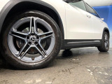●純正19インチアルミホイール:輸入車ならではの卓越した走りを支えるホイールと足回りです!日本車の走りに慣れている方にもぜひ体感して頂きたいほど、高いレベルでまとまっています!