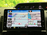画面には地図が表示され、左右に分割された案内情報を確認できます。時刻や周辺情報もまとめて見やすく、走行中の目的地確認や日常のお出かけに役立ちます。