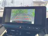 後方の映像に加えてガイド線が表示され、駐車時に車両の向きや距離感を確かめる目安になります。周囲を直接確認しながら使えるため、駐車操作をサポートしてくれます。