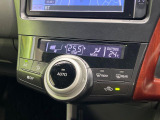 【オートエアコン】一度お好みの温度に設定すれば、車内の温度を検知し風量や温度を自動で調整。暑い&hellip;寒い&hellip;と何度もスイッチ操作をする必要はありません。快適な車内空間には必須の機能ですね♪