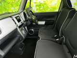 明るい色のパネルを取り入れた室内は、運転席から助手席まで見通しのよい空間です。シートの座面や背もたれは落ち着いた色合いでまとめられ、同乗者もゆったり過ごしやすい雰囲気です。