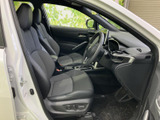 前席は視界が広く、運転席と助手席それぞれに落ち着いて座れる空間です。シートまわりや足元にもゆとりがあり、乗り降りから日常の移動まで快適にお使いいただけます。