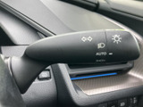 方向指示やライトに関する表示がまとまり、運転席から操作内容を確認しやすいレバーです。AUTOの表示も備わり、周囲の状況に応じた灯火の利用に役立つ装備として、日々の運転を支えます。