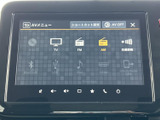 画面からテレビやラジオ、音楽、交通情報などのメニューを選べます。複数の項目がまとまって表示されるため、目的に合わせて確認しやすく、日々の移動を便利にサポートします。