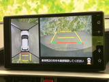 後方の映像に加えて車両周辺を確認できる表示があり、駐車時の安全確認をサポートします。ガイド線も表示されるため、周囲を目視で確かめながら車庫入れを行う際に便利です。