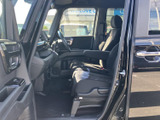 運転席と助手席の間にゆとりがあり、足元も広々とした印象です。前方まで見通しやすい座席配置で、乗り降りの際も室内の様子を確認しやすくなっています。