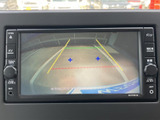 後方の様子を画面で確認しながら駐車でき、車庫入れや狭い場所での切り返しをサポートします。目安となるガイド表示もあり、周囲の状況を確認する際に便利です。