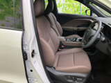 ドアを開けると運転席まわりまで見渡しやすく、落ち着いた色合いのシートが迎えてくれます。座面と背もたれにゆとりを感じる形状で、毎日の移動も自然な姿勢で過ごせそうな空間です。清潔感のある室内です。