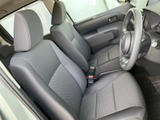 運転席と助手席は、ゆったりとした座面と背もたれで落ち着いて座れる空間。前方や側方を見渡しやすく、乗り降りもしやすい配置で、毎日の移動を快適に支えます。