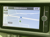 現在地周辺の道路を地図上で確認でき、縮尺や時刻も画面に表示。目的地までのルートを考える際にも役立ち、慣れない場所へのお出かけをサポートします。