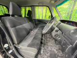 運転席まわりには十分なスペースがあり、大柄な方でもゆったり運転していただける環境です。