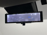 【インテリジェントルームミラー】後方に設置されたカメラの映像がルームミラー型の液晶画面に送出されます。トランク内の荷物が満載でも、視界が妨げられることはありません。