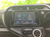 画面と周辺スイッチがまとまった配置で、目的のメニューを選びやすい構成です。音楽再生や案内など、日々の移動をサポートする装備として活用いただけます。